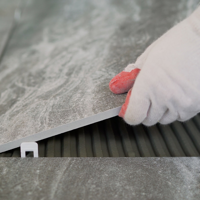 Pose Carrelage Gris Effet Marbre avec Croisillon Pose d'un carrelage gris effet marbre avec un croisillon autonivelant sur du mortier-colle frais.