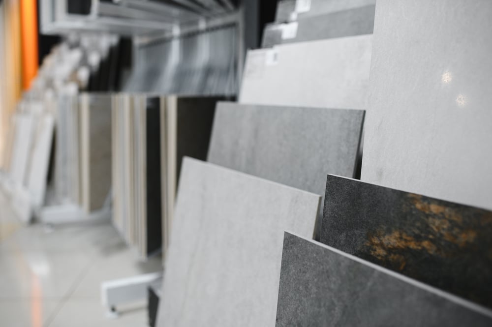 Carrelage et Grès Cérame : Large Choix en Showroom Exposition de carreaux en grès cérame aux nuances de gris et beige dans un showroom spécialisé en carrelage intérieur.